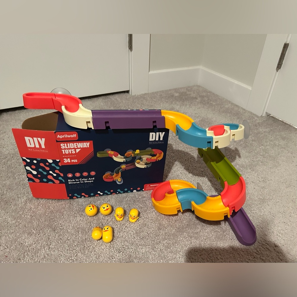 Bath tub toy waterslide